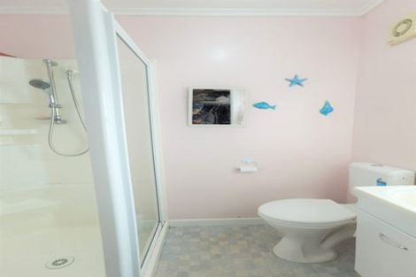 Photo of property in 228 Whitney Street, Blockhouse Bay, Auckland, 0600