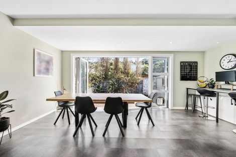 Photo of property in 100 Onepu Road, Lyall Bay, Wellington, 6022