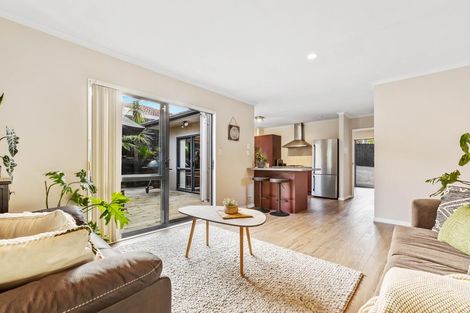 Photo of property in 13 Berkshire Terrace, Massey, Auckland, 0614