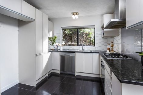 Photo of property in 2/17 Greenvalley Rise, Glenfield, Auckland, 0629