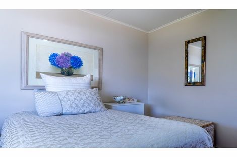 Photo of property in 11 Archlynn Road, Kelston, Auckland, 0602