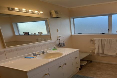 Photo of property in 33d Kirby Street, Glendene, Auckland, 0602