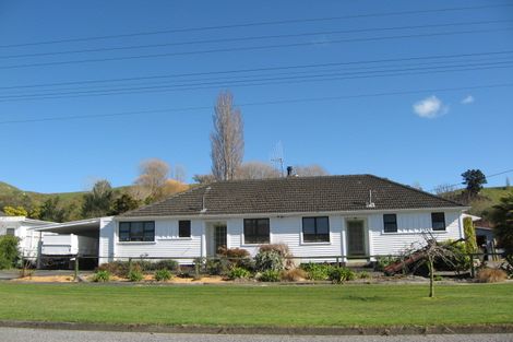 Photo of property in 33 Paraekaretu Street, Hunterville, 4730