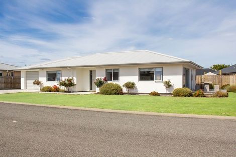 Photo of property in 18 Tarata Grove, Lansdowne, Masterton, 5810