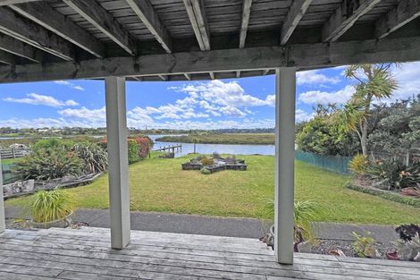 Photo of property in 10 The Terrace, Herald Island, Auckland, 0618