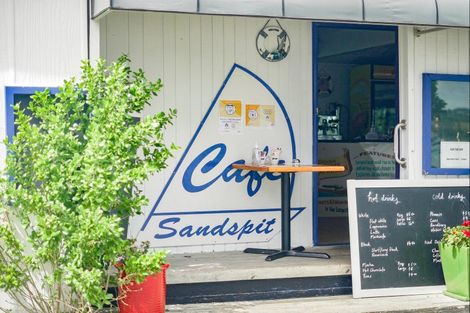 Photo of property in 2 Puriri Place, Sandspit, Warkworth, 0982