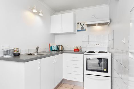 Photo of property in 32 Evans Road, Glen Eden, Auckland, 0602