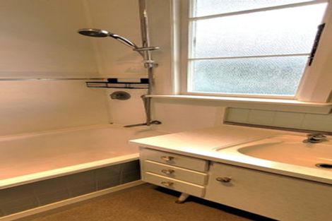 Photo of property in 32 Victoria Road, New Plymouth, 4310