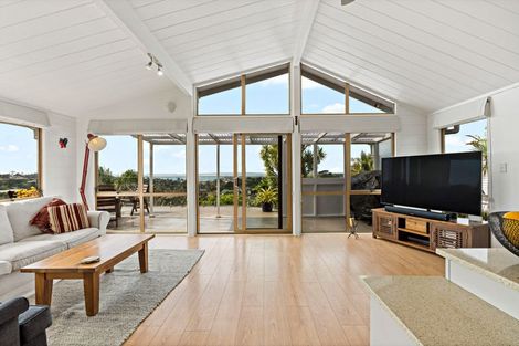 Photo of property in 797 East Coast Road, Northcross, Auckland, 0630