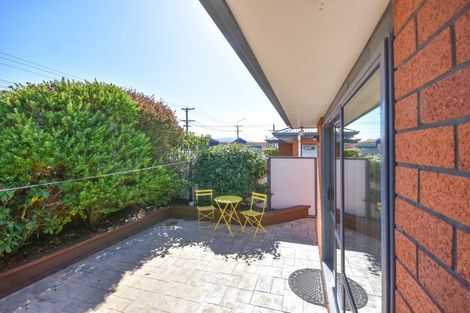 Photo of property in 33 Macandrew Road, South Dunedin, Dunedin, 9012