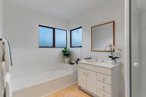 Photo of property in 20 Carnmore Place, Torbay, Auckland, 0630