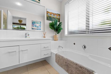 Photo of property in 28 Seabreeze Place, Papamoa Beach, Papamoa, 3118