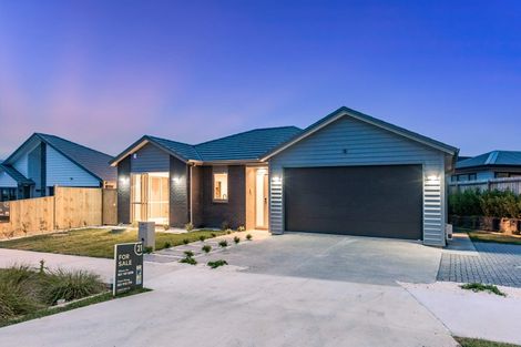 Photo of property in 41 Lumbarda Drive, Kumeu, 0810