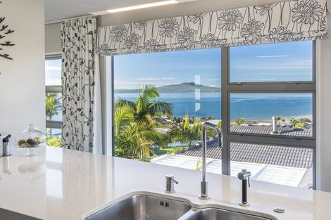 Photo of property in 62 Seaview Road, Castor Bay, Auckland, 0620