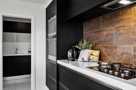 Photo of property in 4 Vardon Way, Waiwhakaiho, New Plymouth, 4312