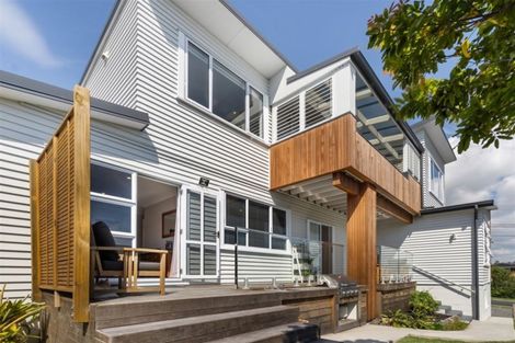 Photo of property in 2/9 Folkestone Street, Murrays Bay, Auckland, 0630