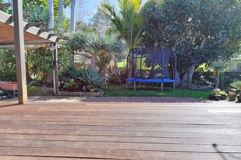 Photo of property in 77 Beechdale Crescent, Pakuranga Heights, Auckland, 2010