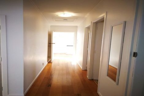 Photo of property in 100 Gossamer Drive, Pakuranga Heights, Auckland, 2010