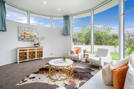 Photo of property in 90 Medallion Drive, Oteha, Auckland, 0632