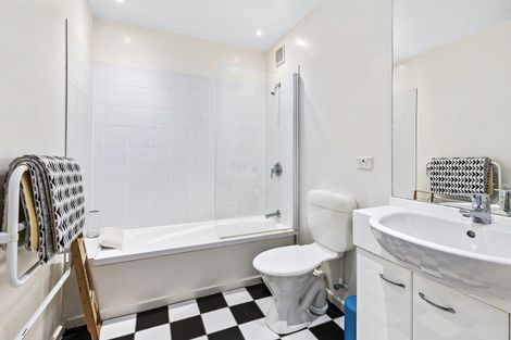 Photo of property in 2/148 Evans Bay Parade, Roseneath, Wellington, 6021