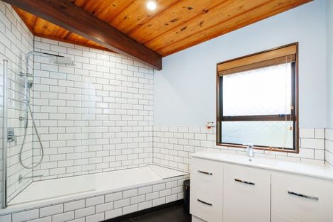 Photo of property in 11 Hillgrove Place, Fitzherbert, Palmerston North, 4410