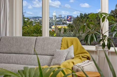 Photo of property in 1/160 East Coast Road, Forrest Hill, Auckland, 0620