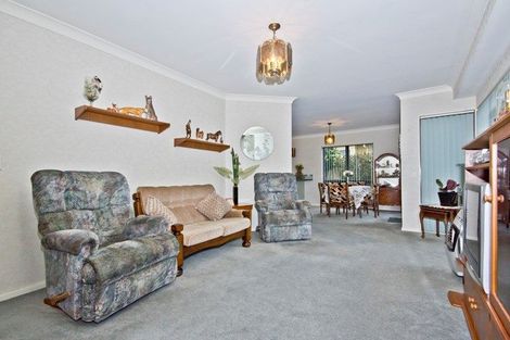 Photo of property in 15 Heversham Place, Glendene, Auckland, 0602