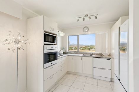 Photo of property in 44 Akaroa Drive, Maupuia, Wellington, 6022