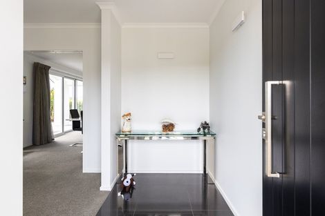 Photo of property in 1 Oakmont Crescent, Waiwhakaiho, New Plymouth, 4312