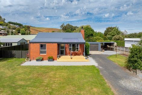 Photo of property in 6 North Foreland Street, Waihola, Milton, 9073