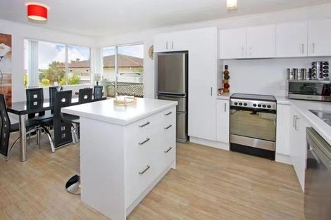 Photo of property in 20 Tomintoul Place, Highland Park, Auckland, 2010