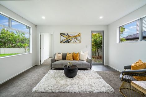 Photo of property in 90 Medallion Drive, Oteha, Auckland, 0632