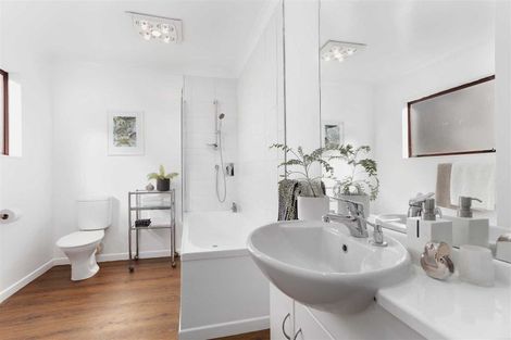 Photo of property in 4 Neil Avenue, Te Atatu Peninsula, Auckland, 0610