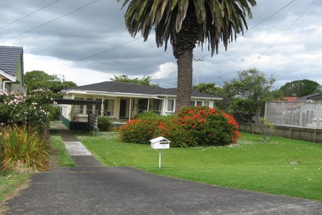 Photo of property in 17 Woodward Avenue, Mangere Bridge, Auckland, 2022