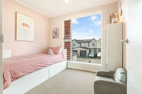 Photo of property in 9s Clearwater Cove, West Harbour, Auckland, 0618