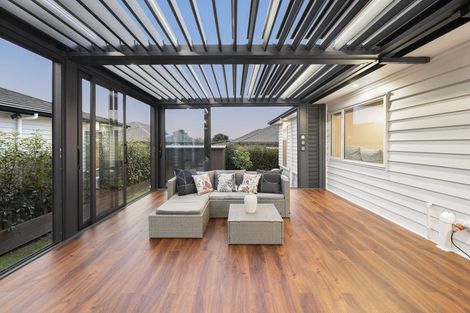 Photo of property in 16 Twin Parks Rise, Papakura, 2110