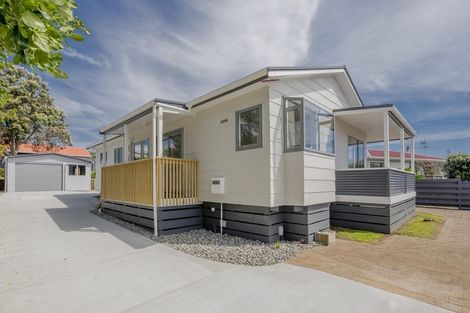 Photo of property in 76 Queens Road, Waikanae Beach, Waikanae, 5036