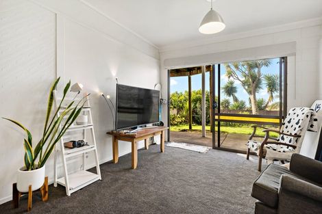 Photo of property in 797 East Coast Road, Northcross, Auckland, 0630