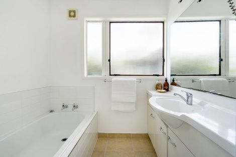 Photo of property in 1/22 North Avenue, Narrow Neck, Auckland, 0624