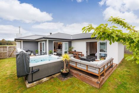 Photo of property in 41 Coutts Way, Fitzherbert, Palmerston North, 4410