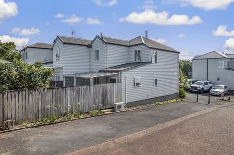 Photo of property in 8/30 John Jennings Drive, Oteha, Auckland, 0632