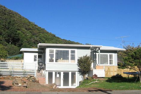 Photo of property in 9 Puriri Street, Eastbourne, Lower Hutt, 5013