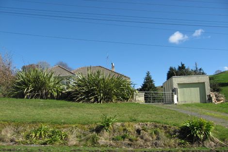 Photo of property in 1 Paraekaretu Street, Hunterville, 4730