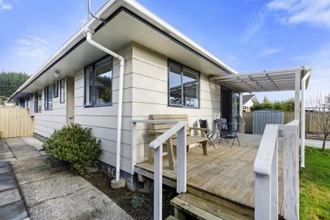 Photo of property in 2/7 Norana Road, Maoribank, Upper Hutt, 5018