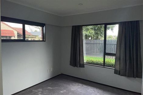 Photo of property in 2/10 Tulloch Place, Conifer Grove, Takanini, 2112