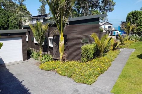 Photo of property in 2 Wairau Road, Oakura, 4314