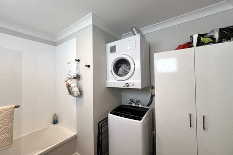 Photo of property in 20a Chetwode Grove, Newlands, Wellington, 6037