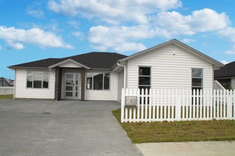 Photo of property in 1 Fred White Drive, Kumeu, 0810