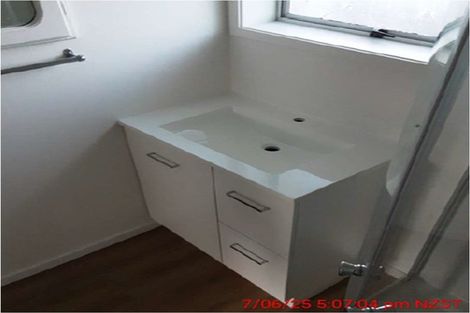 Photo of property in 1 Albany Road, One Tree Point, 0118