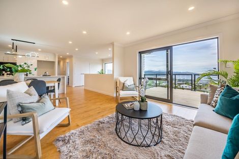 Photo of property in 14 Poto Road, Normandale, Lower Hutt, 5010